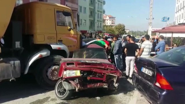 Freni boşalan kamyon dehşet saçtı