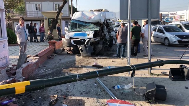 Kırmızı ışıkta duramayan servis minibüsü kamyonete böyle çarptı:7 yaralı