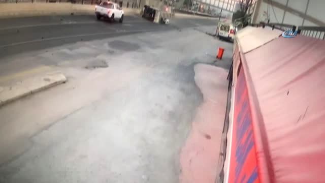 Kırmızı Işıkta Duramayan Servis Minibüsü Kamyonete Böyle Çarptı: 7 Yaralı