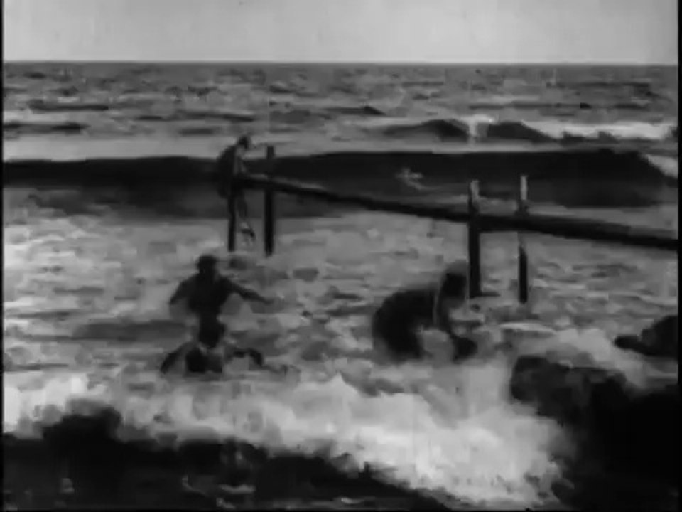 Auguste & Louis Lumière - Baignade en mer (1895)