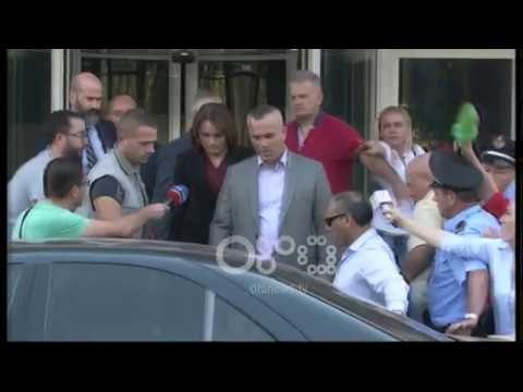 Ora News - Drejtuesja e Prokurorisë së Krimeve të Rënda i ikën gazetarëve, shikoni videon