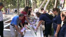 Kadın basketbolcular Özgecan'ın mezarına çiçek bıraktı