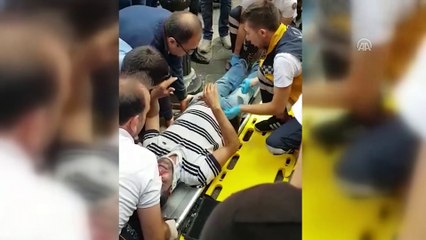 Kadıköy'de bir kişinin kafasına sokak lambası düştü - İSTANBUL