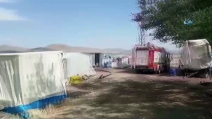 Otların arasına giren yılanı öldürmek için yaktığı ateş paniğe neden oldu