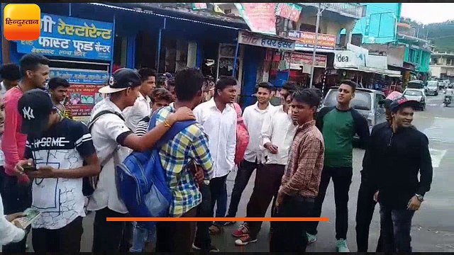 अखिल भारतीय विद्यार्थी परिषद के कार्यकर्ताओं ने ममता बनर्जी का पुतला फूंका