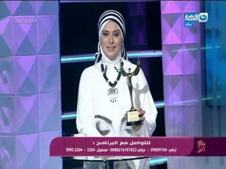 Video herunterladen: وبكرة أحلى - لمياء فهمي تحصل على جائزة مهرجان الفضائيات العربية  أفضل برنامج ديني