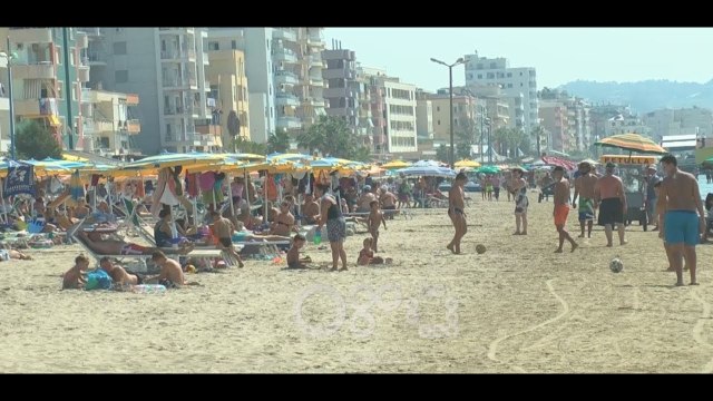 Ora News - Nuk ka mbaruar ende vera, bregdeti i Durrësit plot