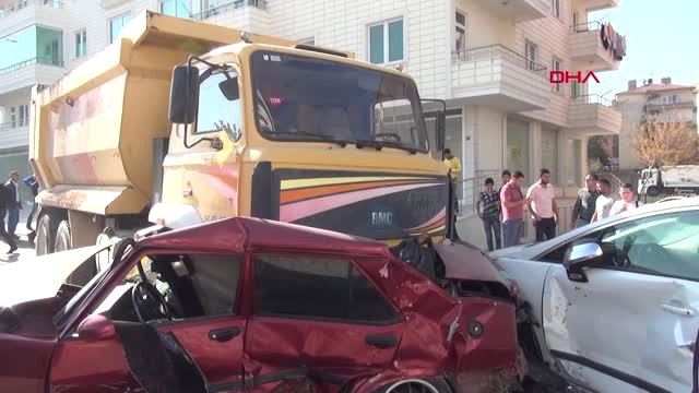 Çorum Freni Boşalan Hafriyat Kamyonu, Park Halindeki 16 Otomobili Biçti