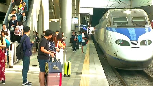 연휴 첫날 설레는 귀성길...인천공항 '북적' / YTN