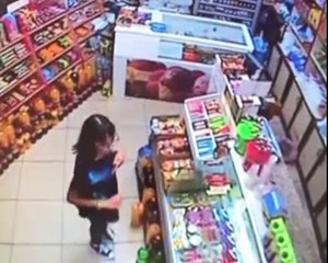 Güvenlik kamerasına göstererek alış veriş yapan kız