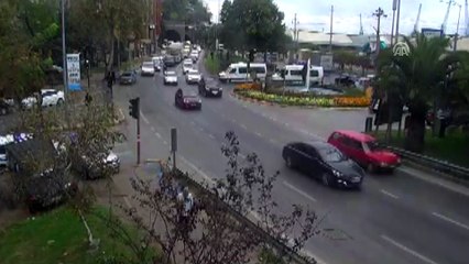 Trafik polislerinden yolda kalan sürücüye yardım - TRABZON