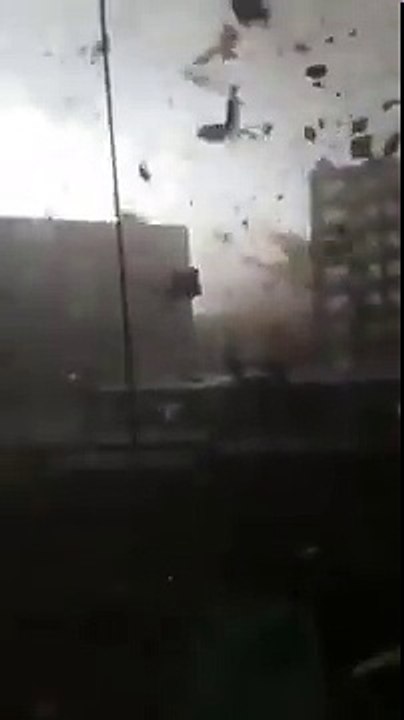 Cette tornade ravage un lotissement d'immeubles