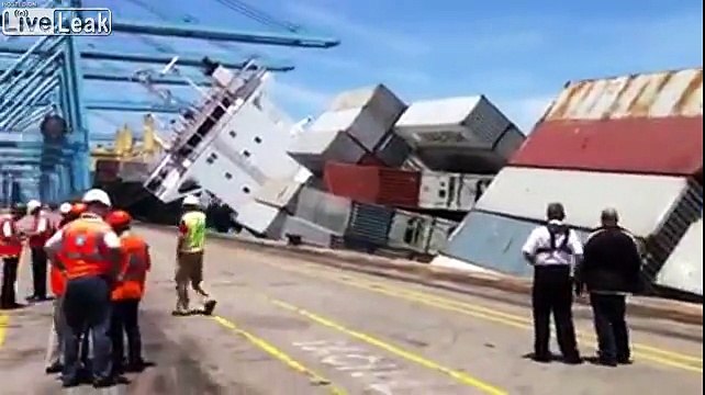 Ce porte-container se renverse au port !