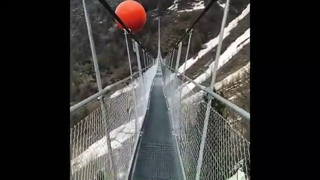 Oserez-vous traverser ce pont suspendu transparent vertigineux !