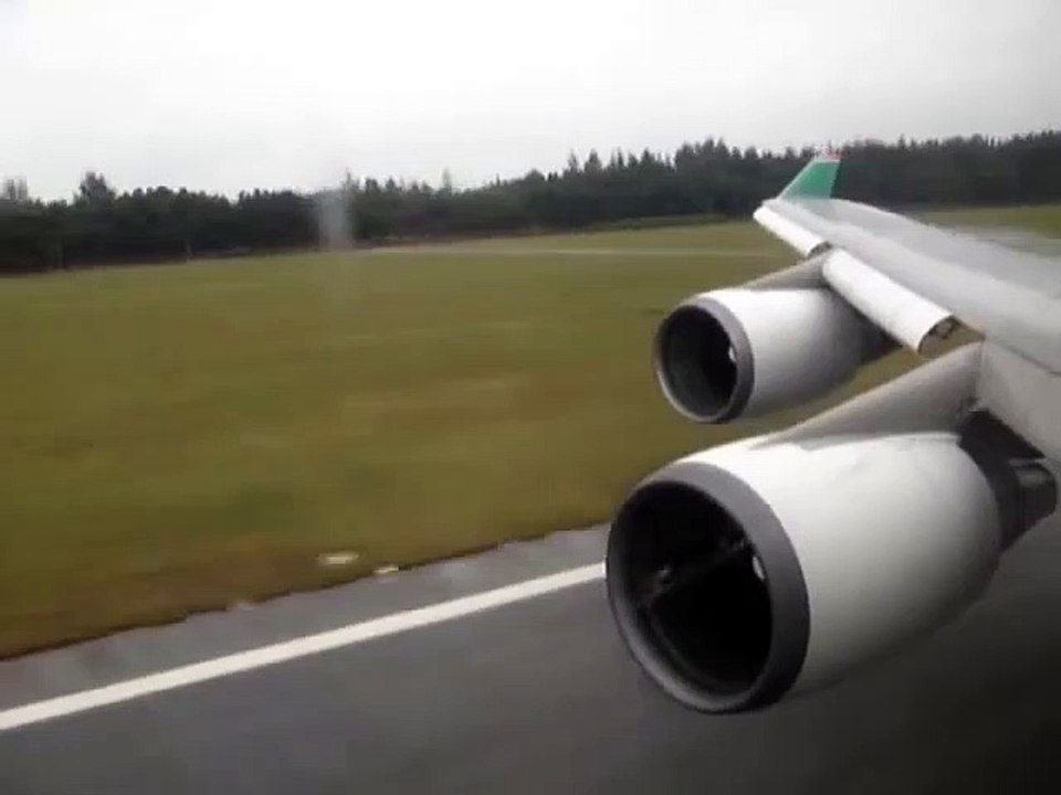 Ce Boeing 747 atterrit sur piste inondée, regardez ce qui se passe