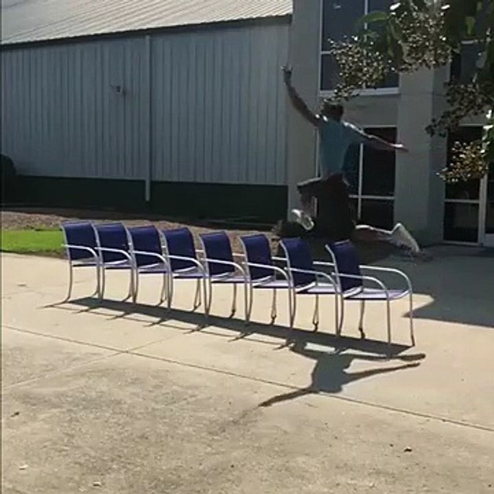 Sauter par dessus 8 chaises... Joli