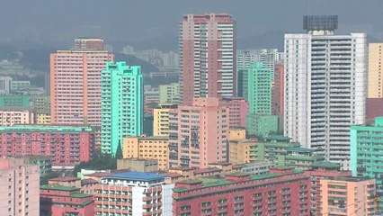 파스텔톤 고층 건물의 평양...아파트 태양광 눈길 / YTN