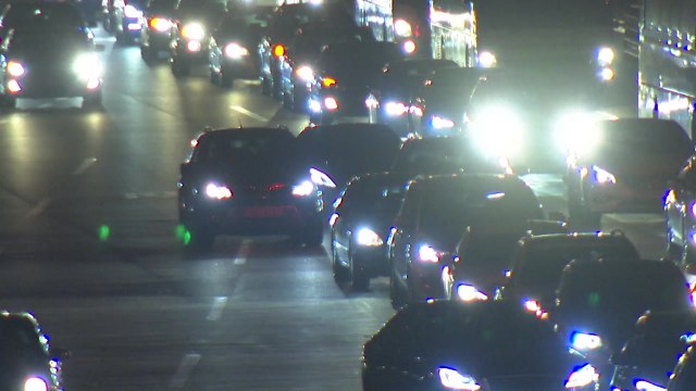 추석 연휴 둘째날 고속도로 곳곳 정체...11시쯤 절정 / YTN