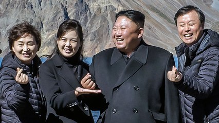 靑, 김 위원장 부부 '손 하트' 사진 공개 / YTN