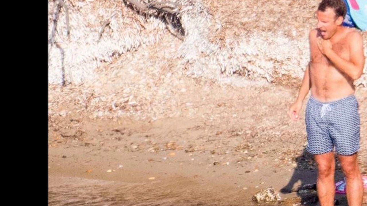 Emmanuel Macron un grand-père attentioné sur la plage. le president est en maillot de bain. il est comme tout le monde