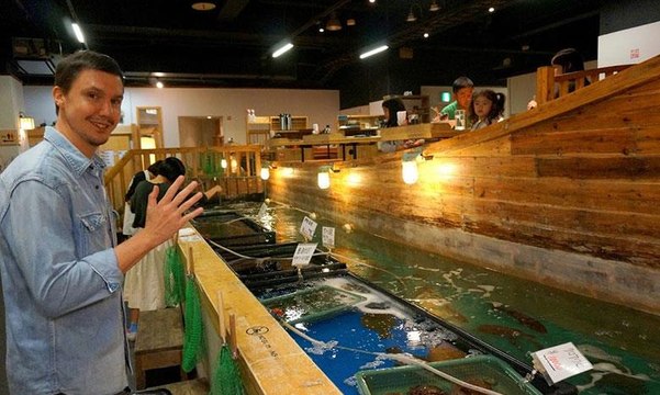 مطعم يمنح زبائنه حسومات على الوجبات بشرط واحد: اصطياد السمك!