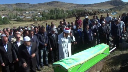 Cesedi taşlar arasında bulunan minik Sedanur son yolculuğuna uğurlanıyor