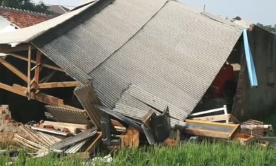 Video herunterladen: Puting Beliung Rusak Puluhan Rumah Warga di Bandung