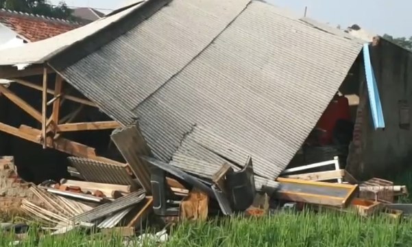 Puting Beliung Rusak Puluhan Rumah Warga di Bandung