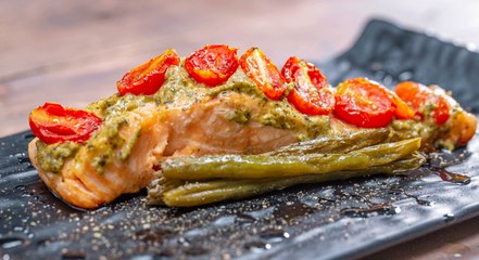 طريقة تحضير السلمون مع صوص البيستو والخضار الإيطالي في لفافات القصدير