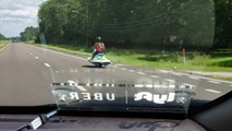 Hombre circula por la carretera con una moto acuática
