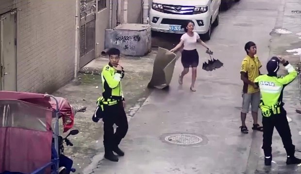 KHOẢNH KHẮC NHANH TRÍ CỦA CÔ GÁI CỨU SỐNG BÉ TRAI RƠI TỪ TẦNG 2 XUỐNG ĐẤT