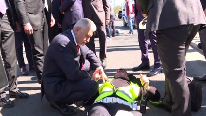 Makam Aracını Durdurup Kazazedelerle İlgilendi