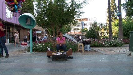 Esnafın Ayla ablası kansere rağmen kızı için ayakkabı boyuyor