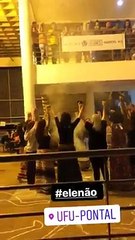 Alunos fazendo ritual contra o Bolsonaro, gritando #EleNão