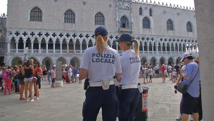 شاهد: جلوس في غير محله في البندقية قد يكلفك 500 يورو غرامة