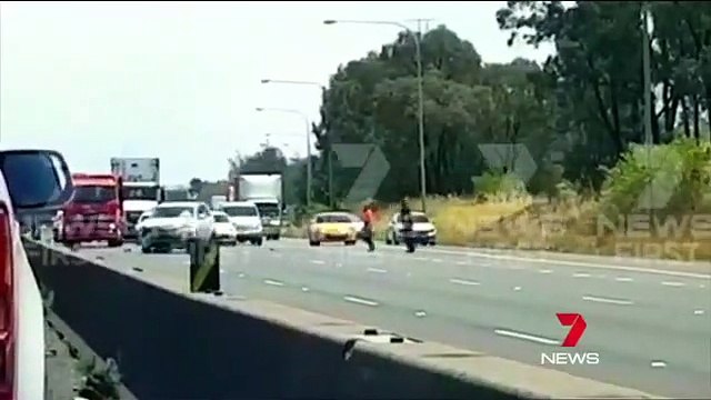 Un homme saute dans une voiture hors de contrôle pour la stopper... Courageux