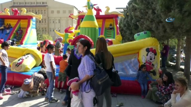 Hakkarili çocukların şişme oyun parkı sevinci