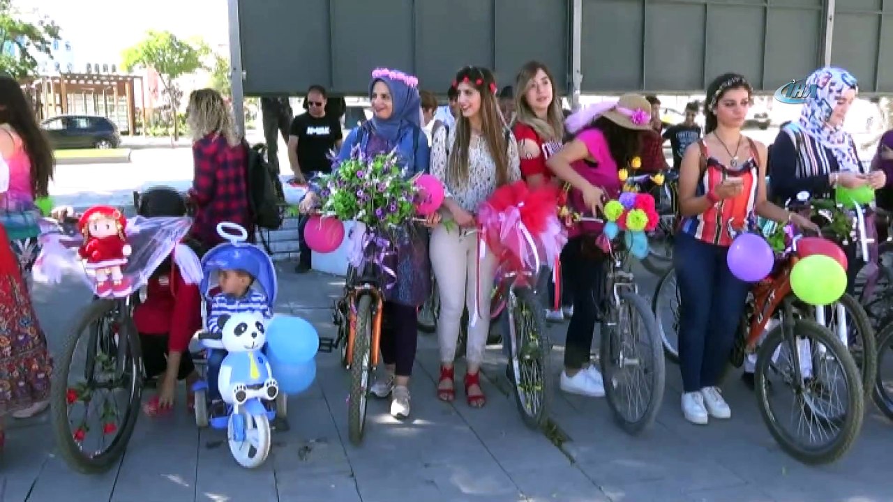 Süslü kadınlar egzoz kokusuna karşı pedal çevirdi