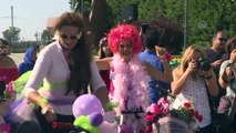 Büyükelçi Berger eşiyle birlikte Süslü Kadınlar Bisiklet Turu'na katıldı - İZMİR