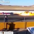 Une voiture pulvérisée par le moteur d'un dragster !