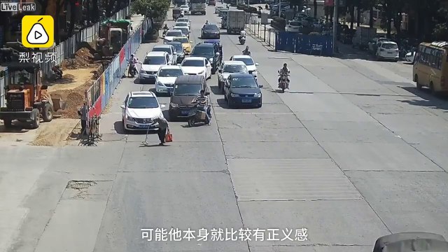 Ce scooter bloque la route pour laisser traverser une vielle dame !