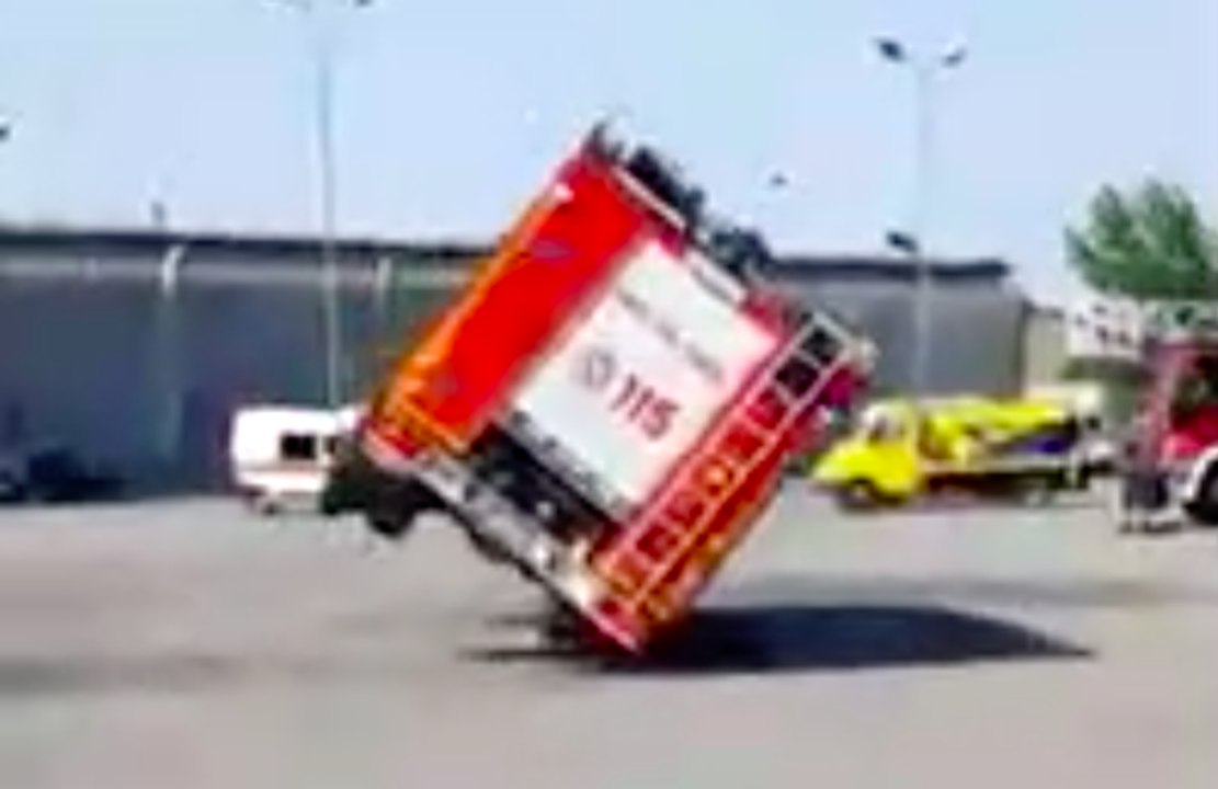 Trop pressés ces pompiers Italiens renversent leur camion à l'entraînement !