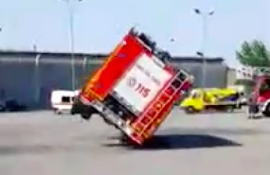 Trop pressés ces pompiers Italiens renversent leur camion à l'entraînement !