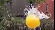 Cette balle tient en lévitation poussée par un jet d'eau !