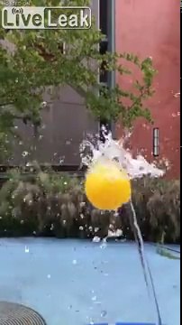 Cette balle tient en lévitation poussée par un jet d'eau !