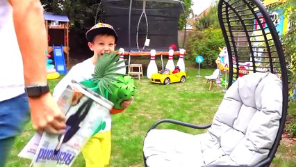 Макс и папа построили новый игровой DIY домик для детей   Max and papa build new play house for kids