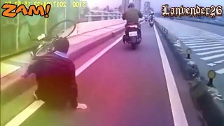 Lihat Deh Pria yang Bersepeda saat Disenggol motor,Terjatuh pasti sakit banget!