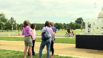 Escultura de gelo em protesto contra 'fake news'