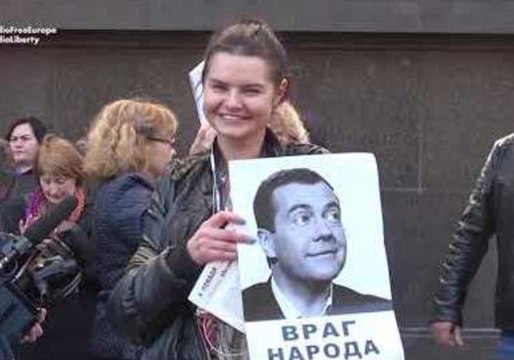 Protest Outside Duma As Russian Lawmakers Vote On Retirement Age Hike