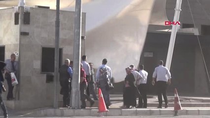 İzmir Fırtına Tenteyi Kopardı, 1 Kişi Yaralandı